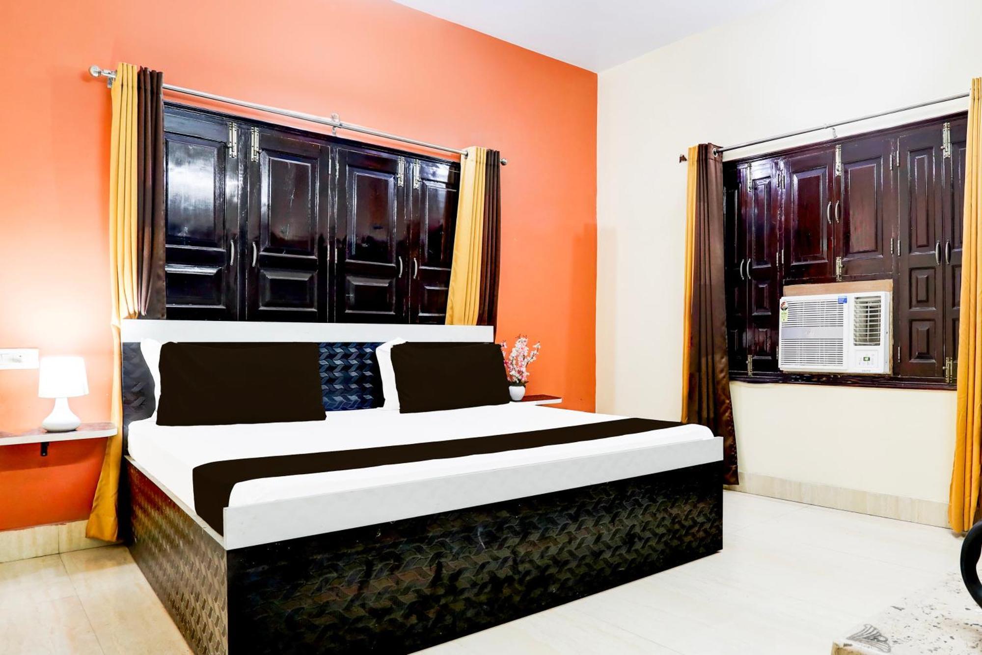 Hotel O R B Palace Benares Buitenkant foto