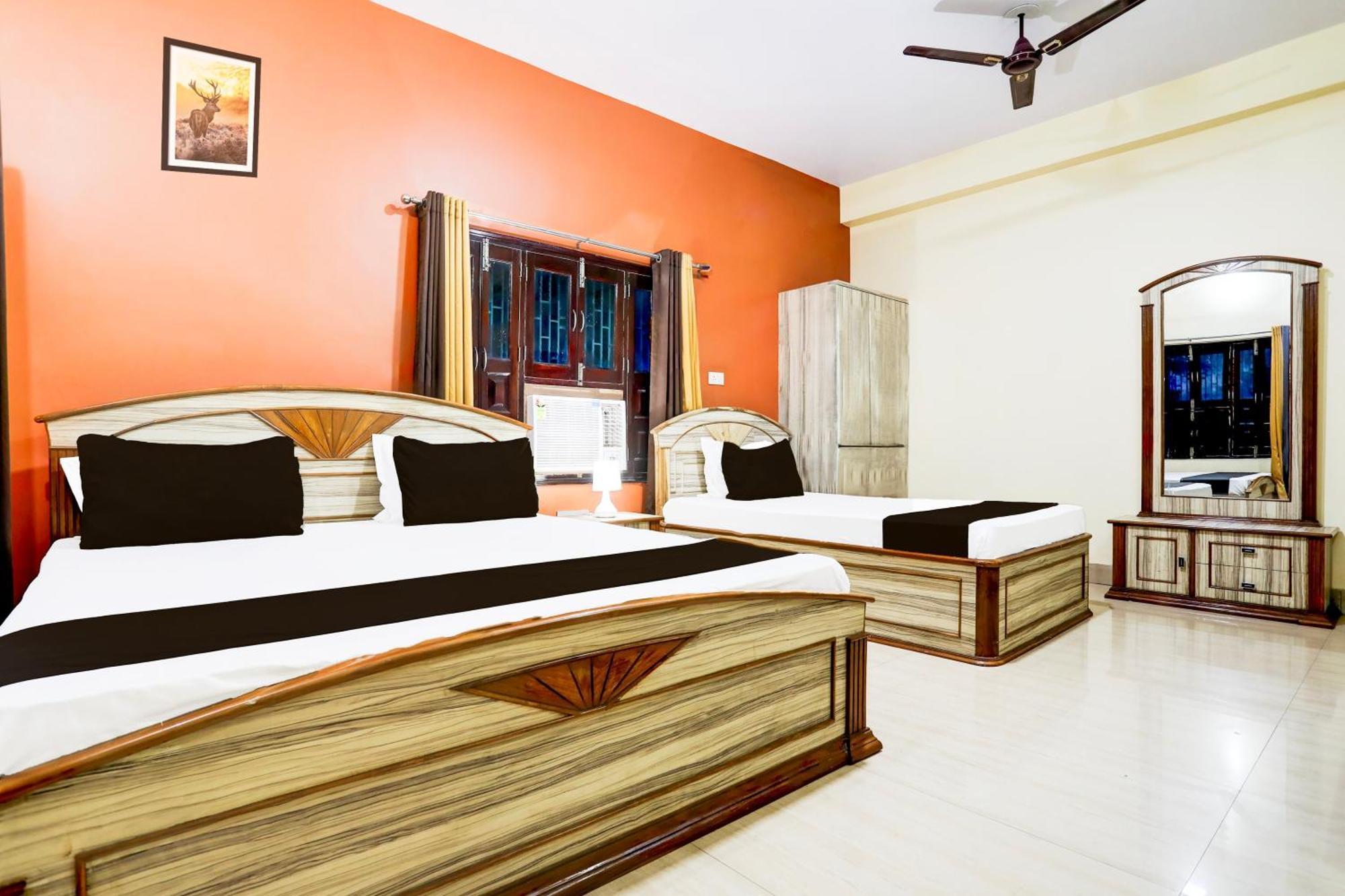 Hotel O R B Palace Benares Buitenkant foto
