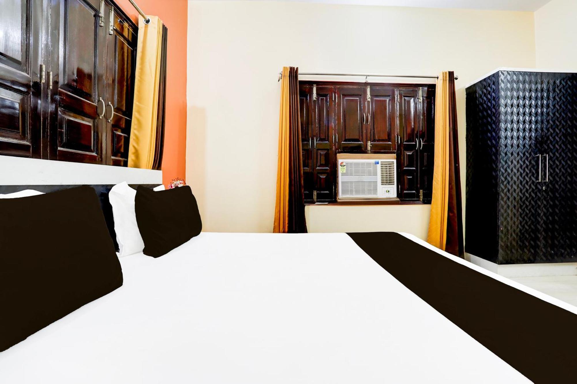Hotel O R B Palace Benares Buitenkant foto